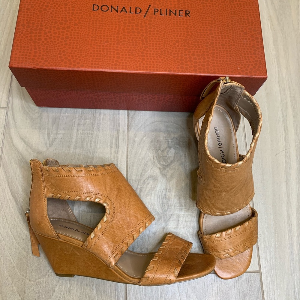 Donald Pliner NWT Natural Wedge Sandals 9